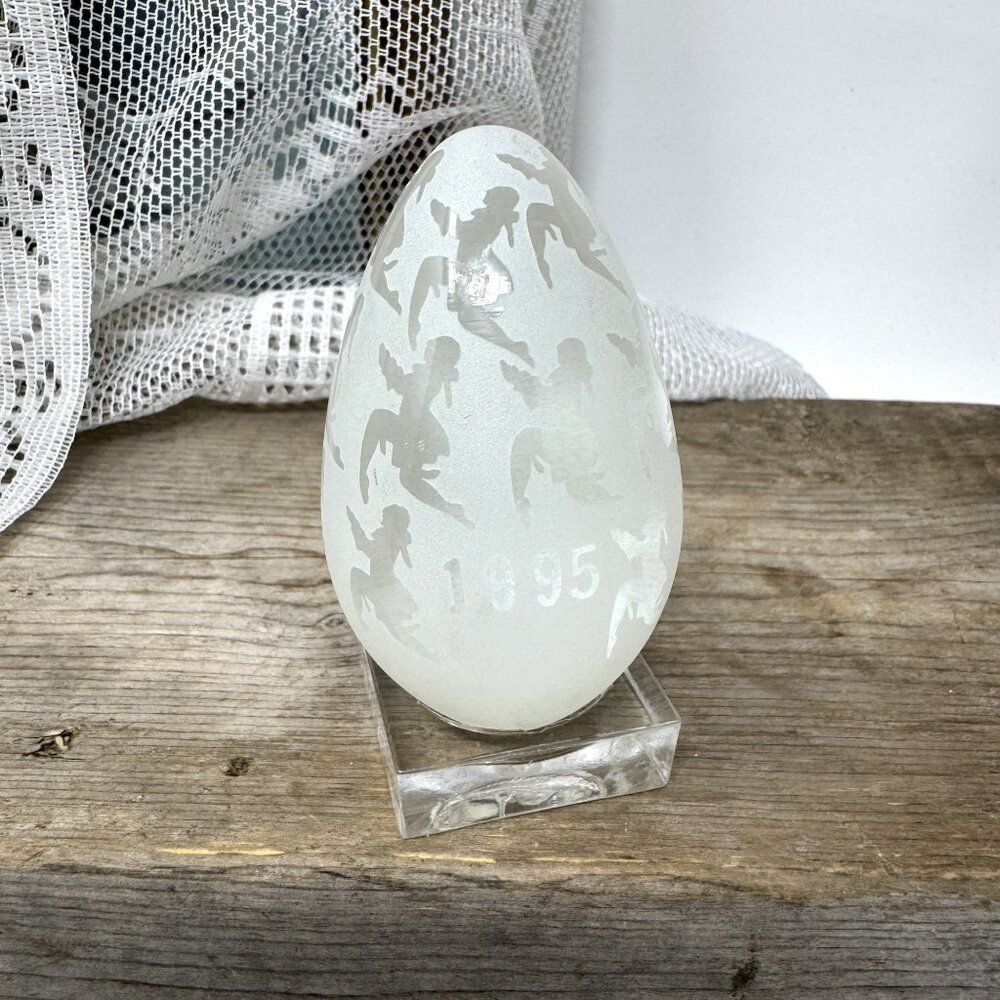 Frosted Art Glass Egg Paperweight 1995 Pilgrim's Egg Collection